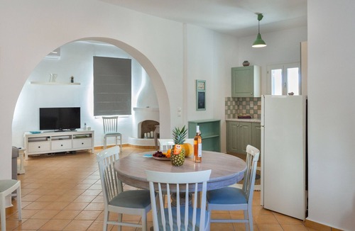 Naousa Apartment | Cycladic Luxurious Maisonette