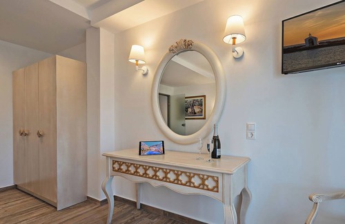 Paralia Kourna Hotel | Delfina Boutique