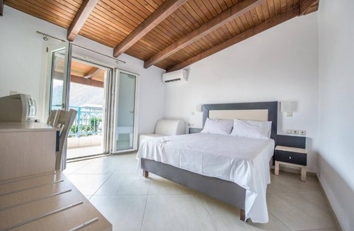 Kamena Vourla Hotel | DELLIS