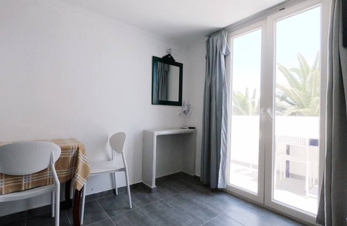 Perissa Apartment | Deluxe 5-6 persons Maisonette 30 meters from Perissa Beach