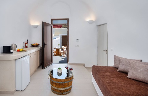 Megalochori Apartment | Deluxe Suite with Outdoor Hot Tub (Feredini) @ Aegean Mist Suites
