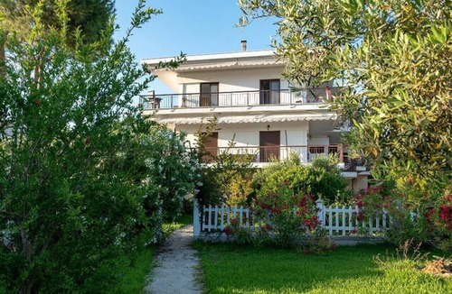 Nea Moudania Apartment | Dimi Seafront Αpartment by Rentals Pro