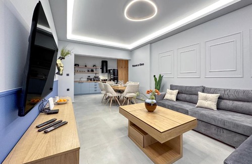 Filopappou Apartment | Dione Family Apartment for 6 near Acropolis & Philopappou
