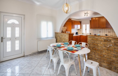 Fira Apartment | Downton Fira 2-Bed Apt, Sleeps 6, Pet Friendly