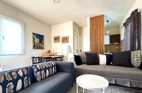 Kamena Vourla Apartment | Downtown apartment