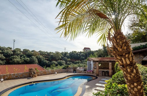 Makrys Tichos House | Dream Lux Flat with great Outdoors, Pool & Parking