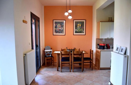 Mourteri House | Eliza 2 bedroom sunny beach house with sea view