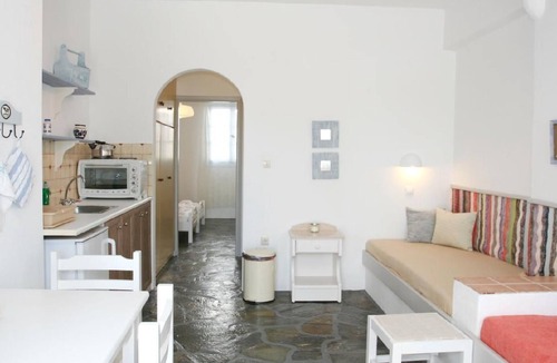 Santa Maria Apartment | Exklusives Garten-Appartment in Paros by Interhome