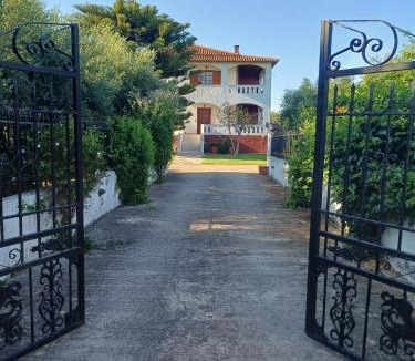 Lepreo Villa | Family Villa Dora