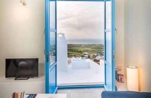 Finikia Apartment | Fava Eco Suites - Honeymoon Suite with Outdoor Private Jetted Tub