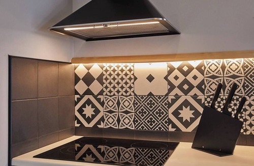 Saronikos House | Flyin' High Luxury Suite