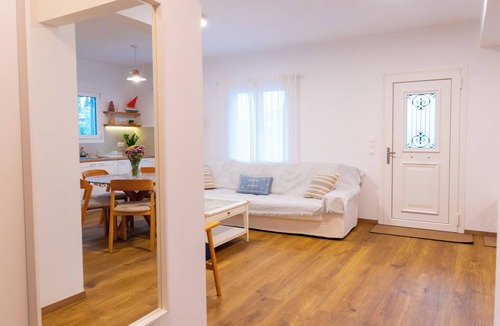 Spetses Apartment | Fourospito - Cozy apartment in the heart of old harbour.