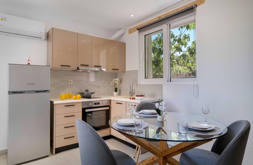 Lefkada Apartment | Gkountis Garden Studio Apartment with Sea View, Shared Pool & Wi-Fi