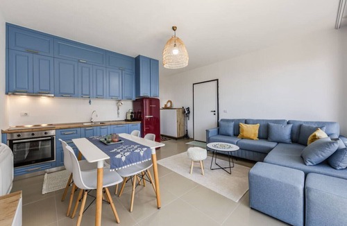 Sakës Apartment | Golden Hour Balcony Apartment | Pool & Beach 100m by PikHost