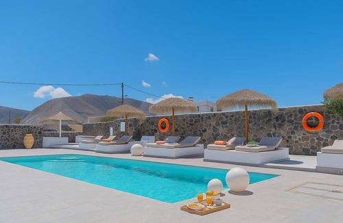 Agia Paraskevi House | Golden Sunrise Suites - Santorini Superior Suite