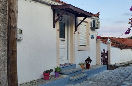 Glossa House | Gorgeous 2-bedroom cottage with AC in charming Glossa