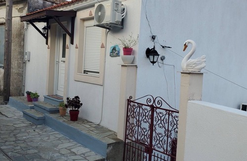 Glossa House | Gorgeous 2-bedroom cottage with AC in charming Glossa