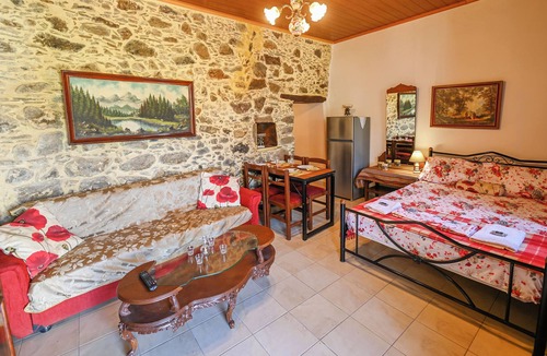 Elos House | Green Oasis in Tranquil Village