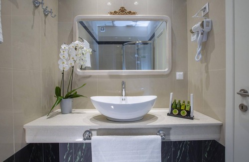 Nidri House | Green Suite - VK Luxury Suites - Private Parking