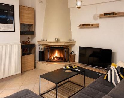 Piraeus Apartment | H&H cozy retreat ,Fireplace and Parking