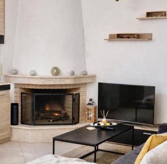 Piraeus Apartment | H&H cozy retreat ,Fireplace and Parking