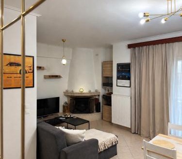 Piraeus Apartment | H&H cozy retreat ,Fireplace and Parking