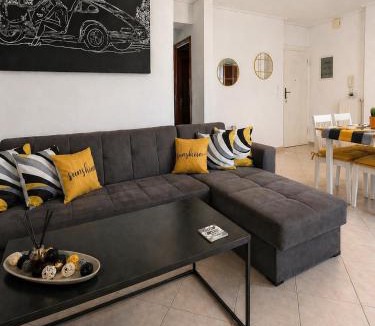 Piraeus Apartment | H&H cozy retreat ,Fireplace and Parking