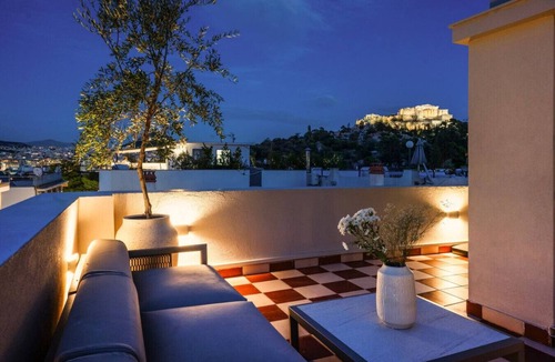 Athens City Centre House | Historic Villa with Hot Tub Beneath the Acropolis