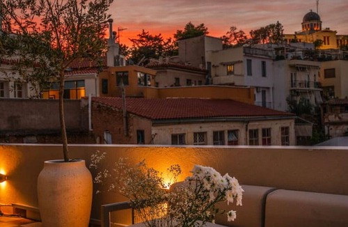 Athens City Centre House | Historic Villa with Hot Tub Beneath the Acropolis