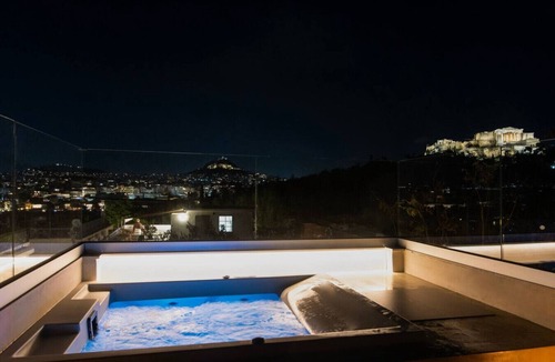 Athens City Centre House | Historic Villa with Hot Tub Beneath the Acropolis