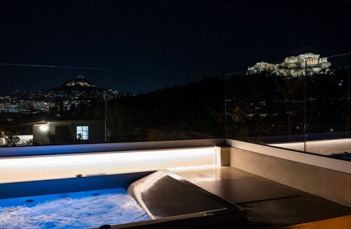 Athens City Centre House | Historic Villa with Hot Tub Beneath the Acropolis