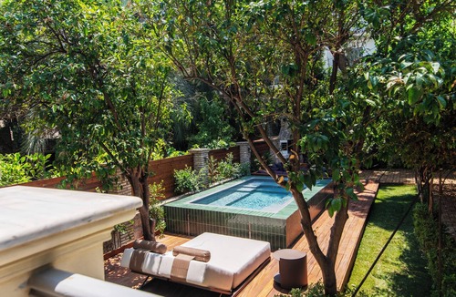 Thissio House | Historical Palace Overlooking Acropolis with Pool
