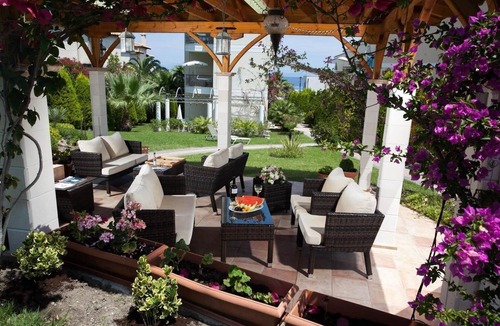 Polichrono Apartment | Holiday flat in Pallini with private balcony