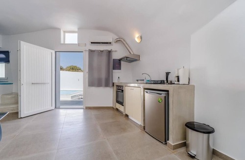 Karterados House | Holiday Home 'Cave House 13 Guests, Private Pool' with Wi-Fi and Air Conditioning