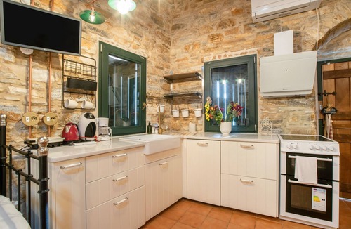 Filoti House | Holiday Home 'Dreaming of Greece 2' with Mountain View, Private Terrace and Wi-Fi