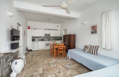 Serifos House | Holiday Home 'House Avlomonas' with Private Terrace, Wi-Fi and Air Conditioning