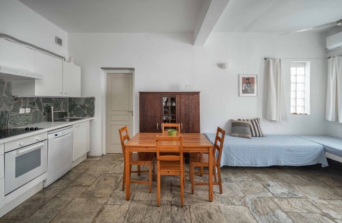 Serifos House | Holiday Home 'House Avlomonas' with Private Terrace, Wi-Fi and Air Conditioning