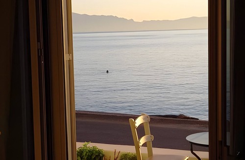 Agia Pelagia House | Holiday Home 'I Have A Big Dream' with Sea View, Private Terrace and Air Conditioning