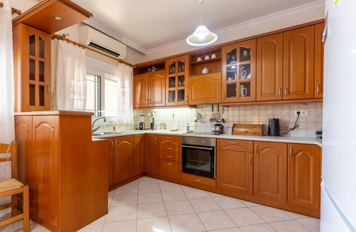 Saronikos House | Holiday Home 'Luxury Country House' with Mountain View, Wi-Fi and Air Conditioning