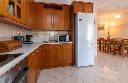 Saronikos House | Holiday Home 'Luxury Country House' with Mountain View, Wi-Fi and Air Conditioning