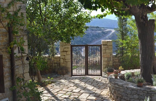 Vrousti House | Holiday home "Stone Retreat"