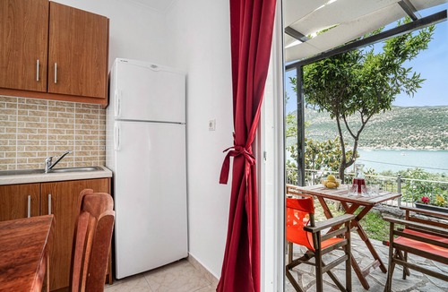 Geni House | Holiday Home 'Villa 2' with Sea View, Wi-Fi and Air Conditioning