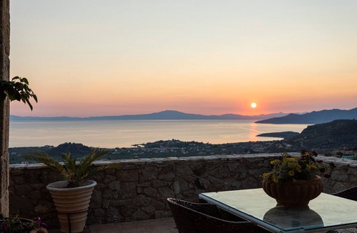 Lefktron House | Holiday Home 'Villa Oneiro' with Sea View, Wi-Fi and Air Conditioning