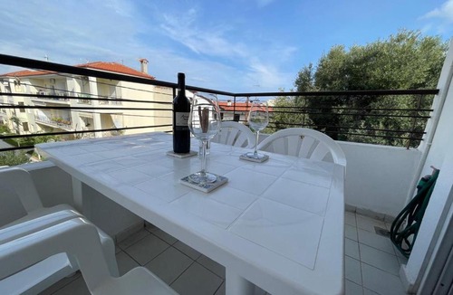 Pefkochori Apartment | Honey s Old Town Gem
