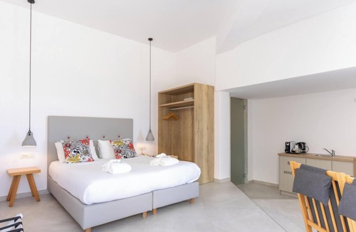Finikia Hotel | Hotiday Santorini Oia