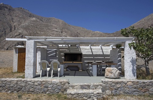 Perissa Apartment | House for 5 included car, breakf (Heated Pool)