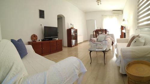 Kalyvia Thorikou House | House Sleeps 4 with Pets