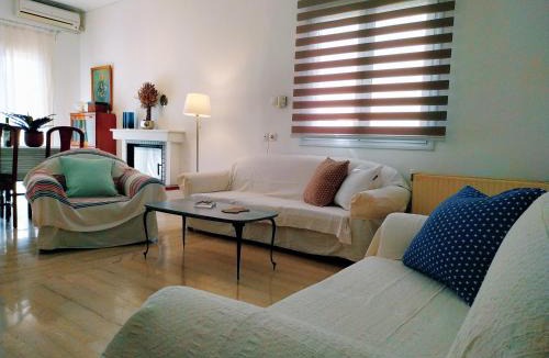 Kalyvia Thorikou House | House Sleeps 4 with Pets