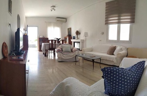 Kalyvia Thorikou House | House Sleeps 4 with Pets