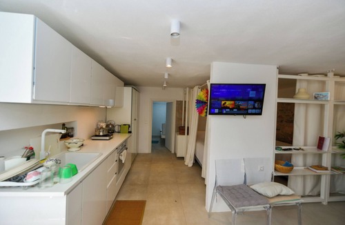 Hydra Apartment | Hydra studio with patio 250 meters up from port